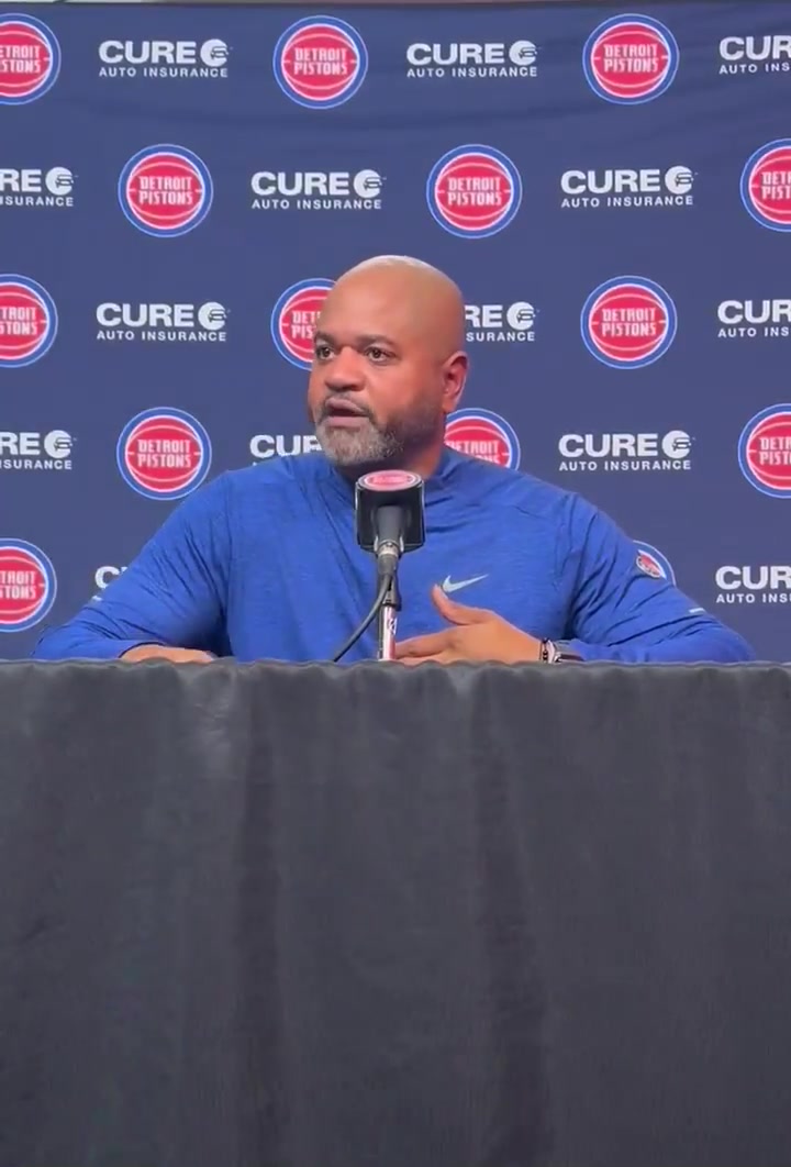 怒不可遏😡活塞主帅赛后嘶哑炮轰裁判 气得狂锤桌子&揉掉统计单