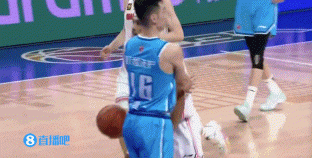 一飞冲天！死球状态下贝兹利自抛自扣 秀大风车灌篮