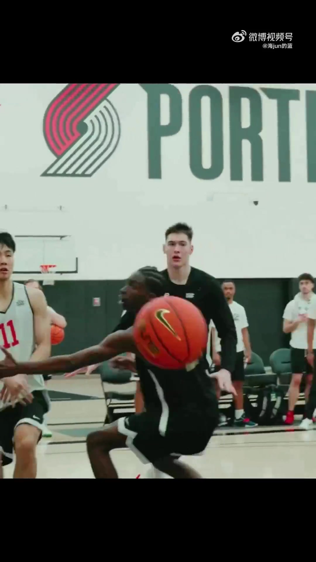 三分+助攻队友暴扣！媒体人晒张博源耐克巅峰赛世界队训练集锦