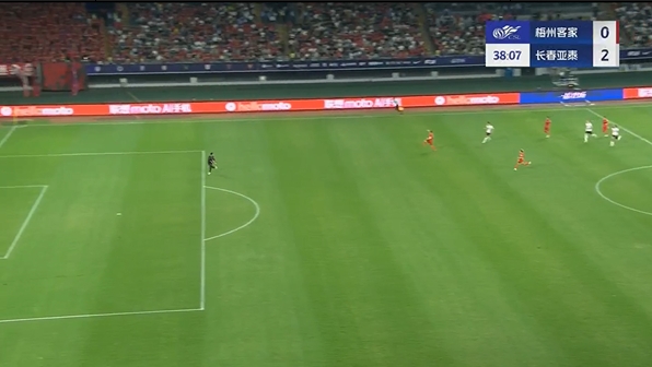 半场-谭龙中场吊射破门奥莫伊胡安弗建功 长春亚泰2-0梅州客家