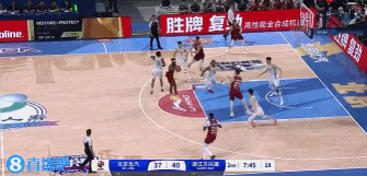 主场沸腾！周琦扣篮+补篮&奥莫特里突外投连砍7分 北京轰13-0反超