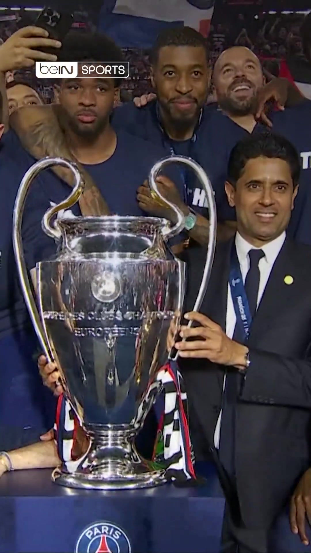 巴黎主场展示4冠&全队唱跳庆祝，纳赛尔手扶大耳朵杯爱不释手😍